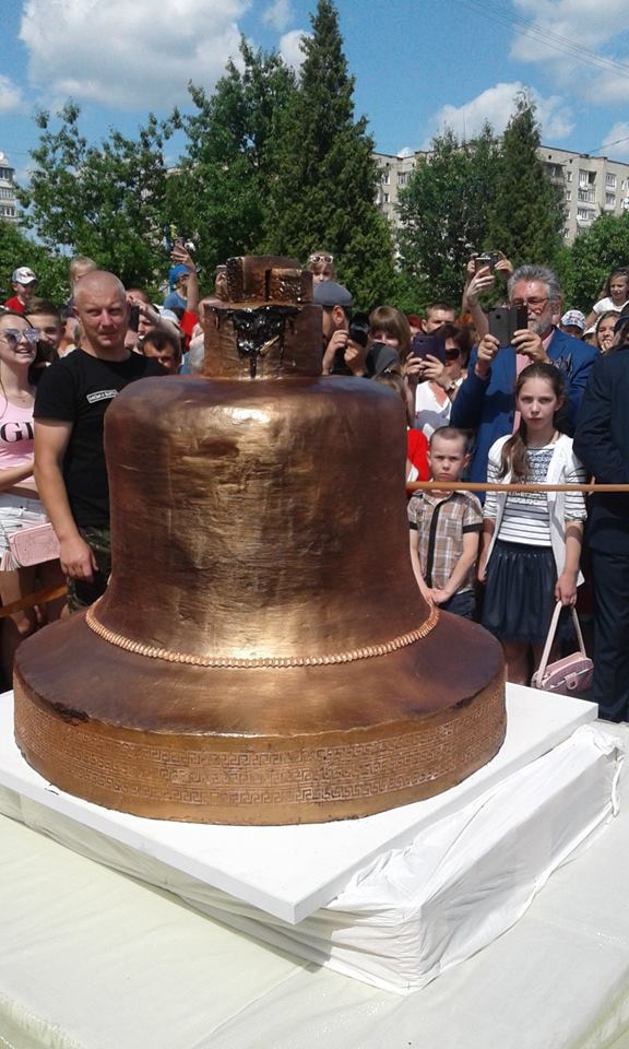 На Прикарпатті встановили новий рекорд - спекли 152-кілограмовий торт-дзвін