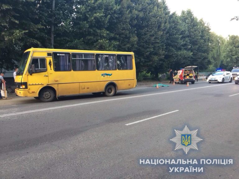 На Рівненщині під колесами автобуса загинув чоловік