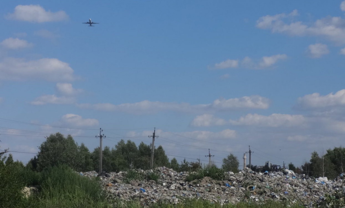 У Львові розростається сміттєзвалище за два кілометри від злітної смуги аеропорту