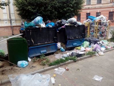 Центр Чернівців завалений сміттям, бо немає кому вивезти