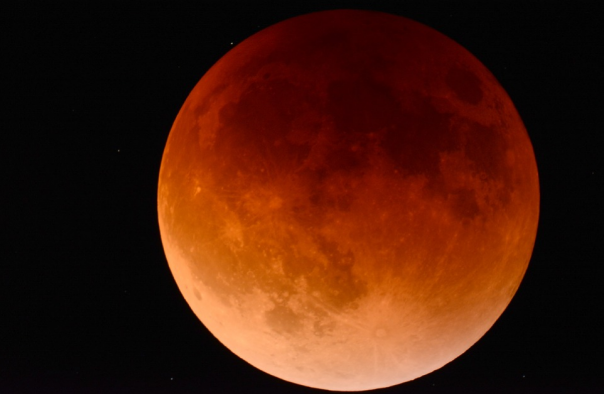 Наближається найдовше місячне затемнення цього століття