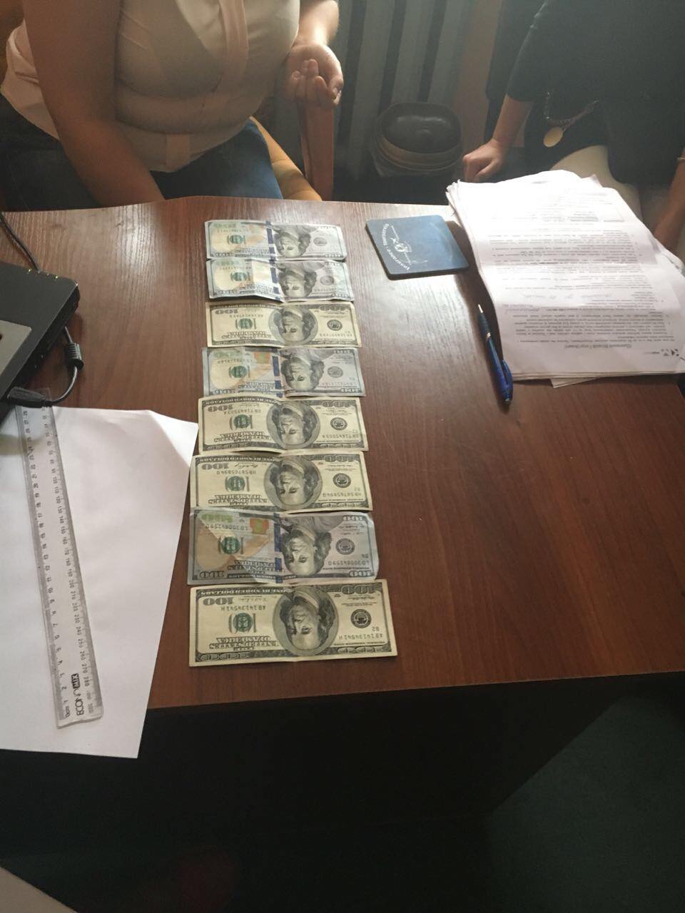 Волинська  юристка підбурила на злочин:  1000 доларів нотарісу за фіктивний документ