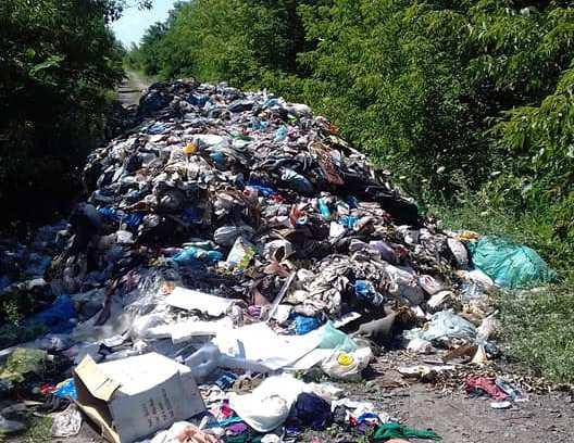 На Рівненщині сміттям заблокована дорога