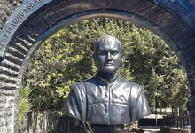На севастопольському цвинтарі поставили бюст Януковичу-молодшому