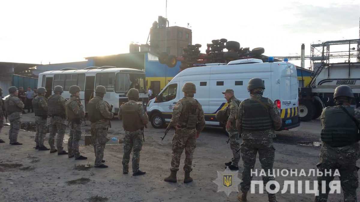 На Харківщині рейдери відкрили шквальний вогонь по людям та поліції