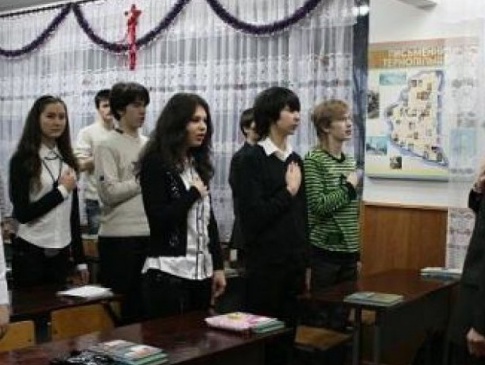 На Прикарпатті школам рекомендують починати тиждень з молитви і гімну