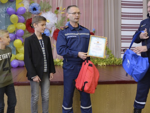 Волинські  рятувальники нагородили школярів за сміливість та правильні дії під час пожежі