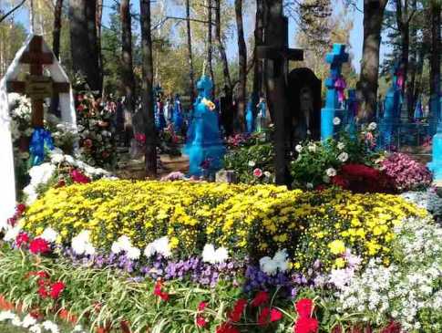 Могила митрополита Ніфонта потопає у квітах