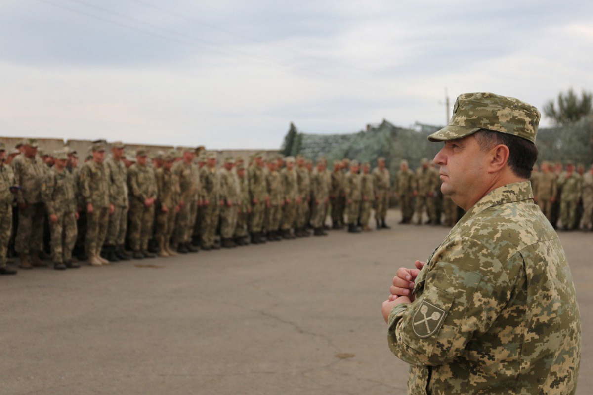 Міністр оборони Полторак звільнився з армії