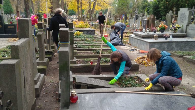 Українська громада у Варшаві прибирала могили воїнів УНР