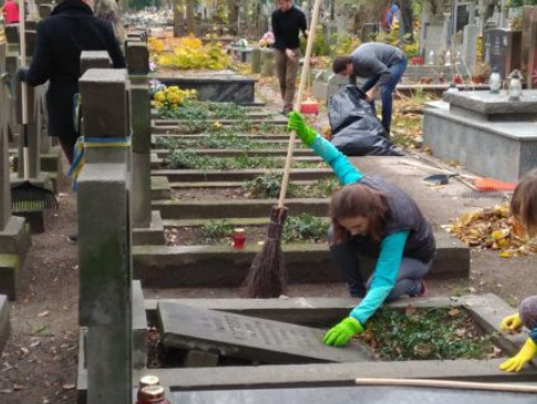 Українська громада у Варшаві прибирала могили воїнів УНР