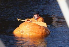 Англієць плавав річкою у гігантськкому гарбузі: претендує на місце в  Книзі рекордів Гіннеса