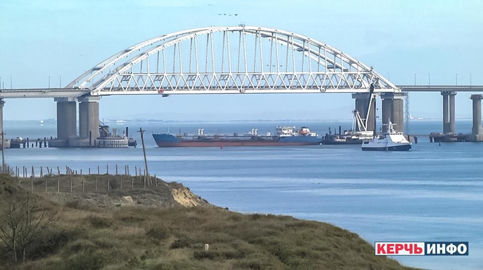В Азовському морі російські бойові кораблі підбили український броньований катер