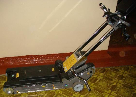 Для ковельської школи придбали мобільний гусеничний підйомник для інвалідних візків