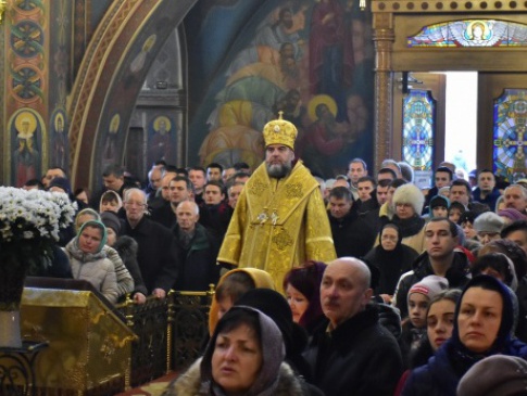 Митрополит Вінницький і Барський УПЦ МП з вірянами перейшов до нової церкви