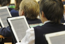 Діти трьох волинських шкіл  навчатимуться за допомогою електронних підручників