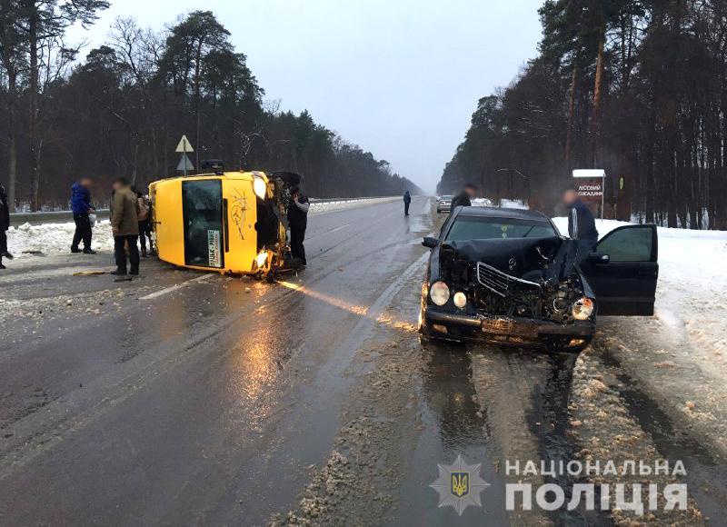 Аварія на трасі Рівне-Луцьк: іномарка в'їхала в маршрутку