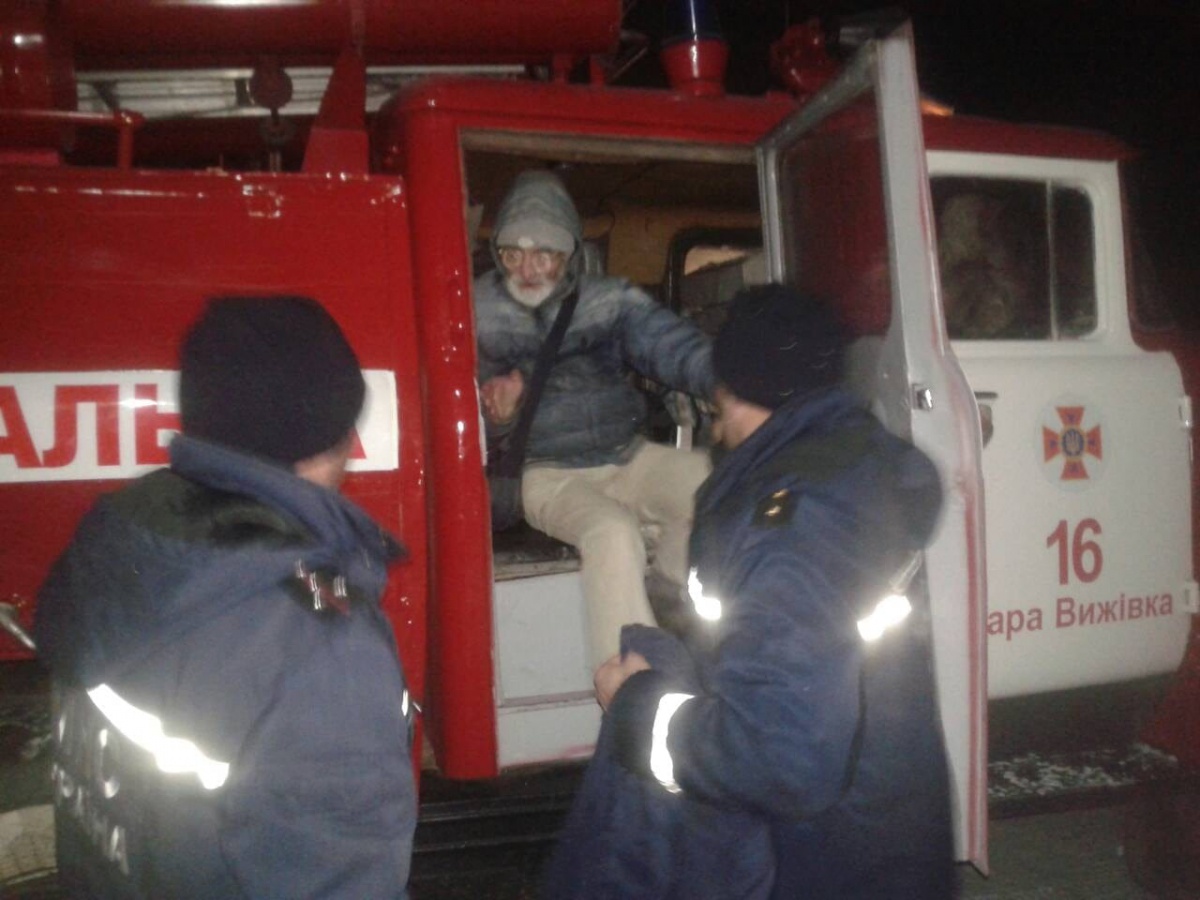 Волинські рятувальники не дали чоловікові  замерзнути  на дорозі