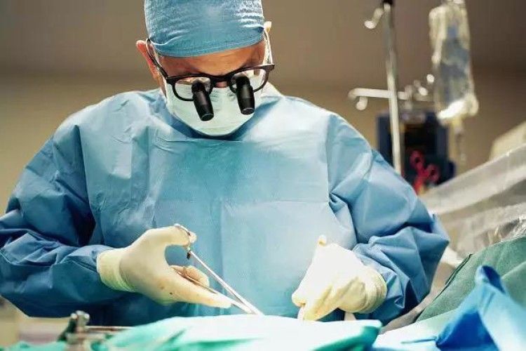 Британський хірург ставив свої «печатки» на печінці пацієнтів