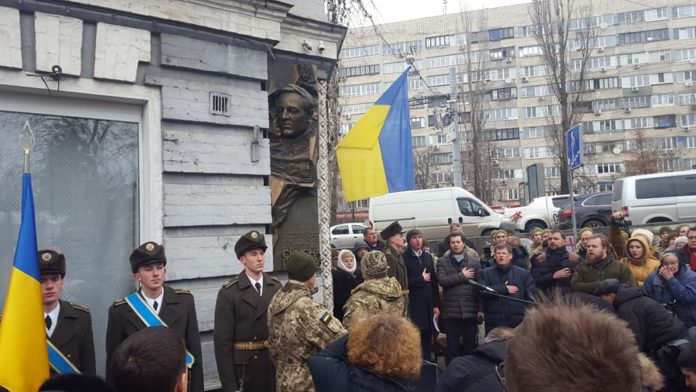 У Києві відкрили перший меморіальний барельєф Симону Петлюрі