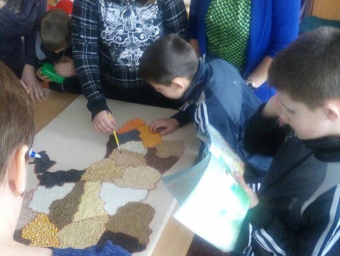 У волинській  школі-інтернаті виготовили карту України…з круп
