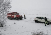Автомобіль з кювету витягували рятувальники