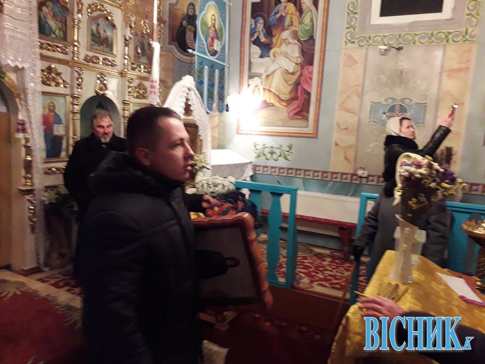 Люди вигнали священика, бо відмовлявся правити українською мовою