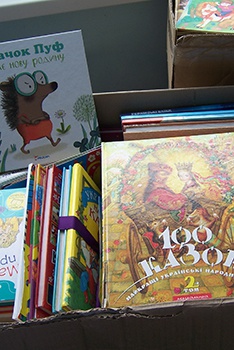 У Чернівцях гімназисти подарували книжки онкохворим діткам