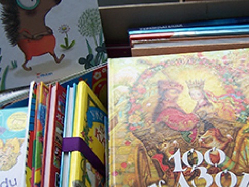 У Чернівцях гімназисти подарували книжки онкохворим діткам