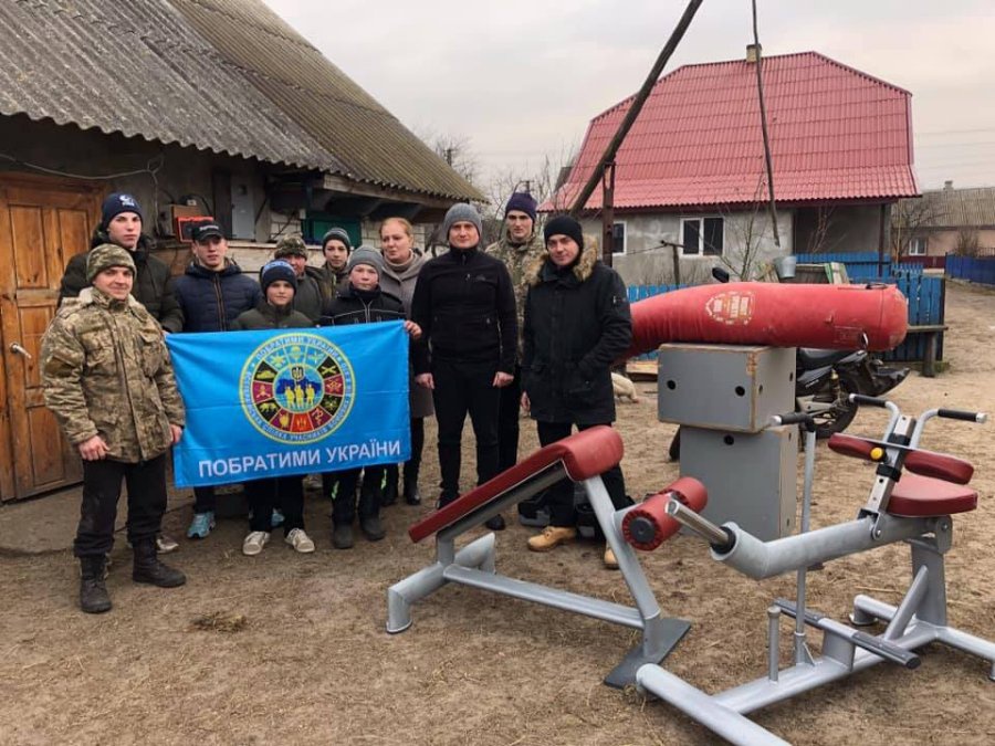 «Побратими України» придбали спортінвентар для волинян, які тренувалися у столітній хаті