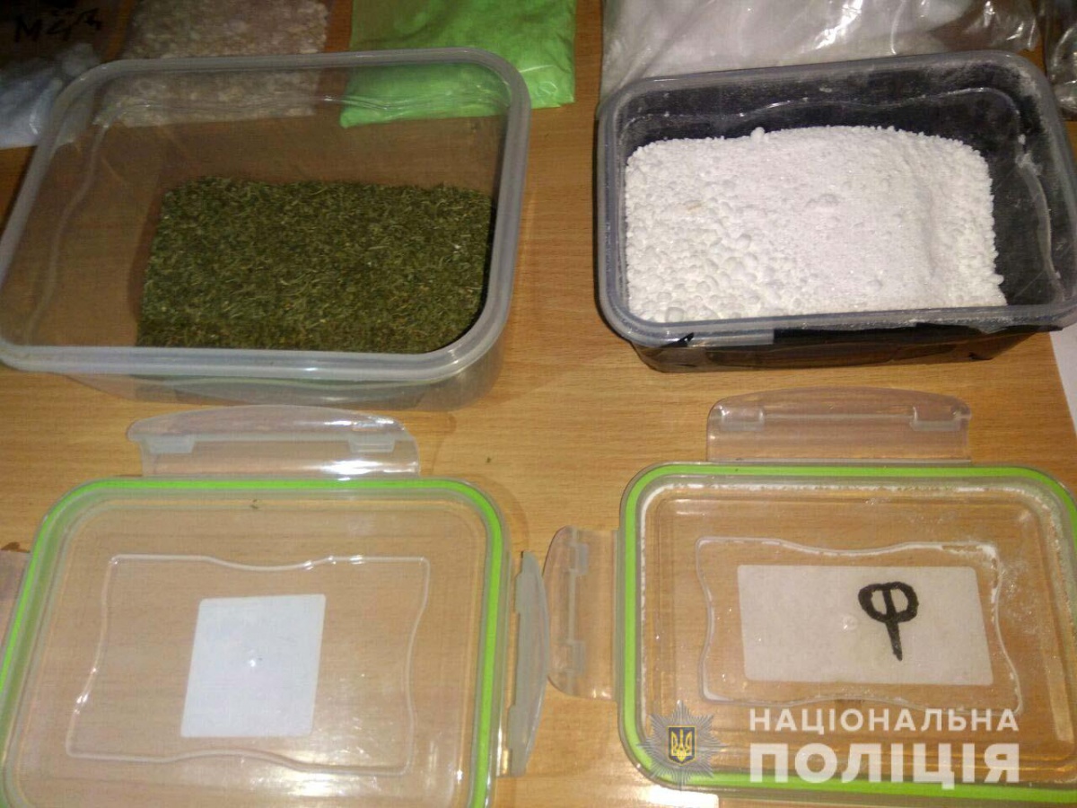 Понад 700 таблеток екстазі, 8 кілограмів елітної марихуани: у Рівному затримали наркоторговця з Одеси
