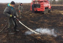 Волинські рятувальники оперативно загасили першу у цьому році пожежу на  торфяному полі