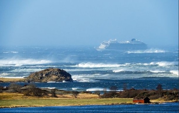 З круїзного лайнера, у якого відмовили двигуни біля берегів Норвегії, евакуйовують пасажирів