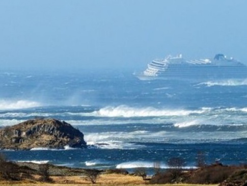 З круїзного лайнера, у якого відмовили двигуни біля берегів Норвегії, евакуйовують пасажирів