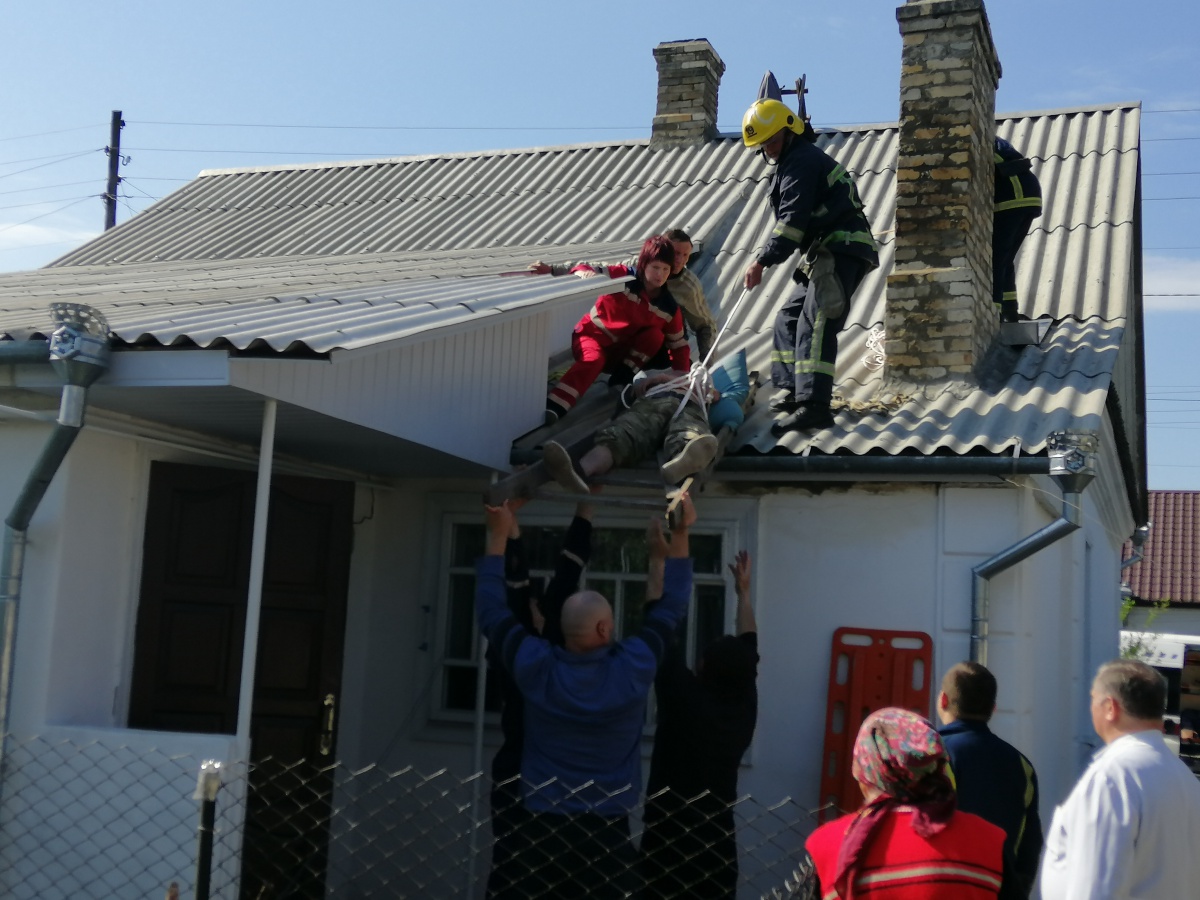 На Рівненщині чоловік знепритомнів на даху будинку