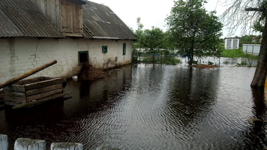 На Рівненщині через негоду затопило будинки