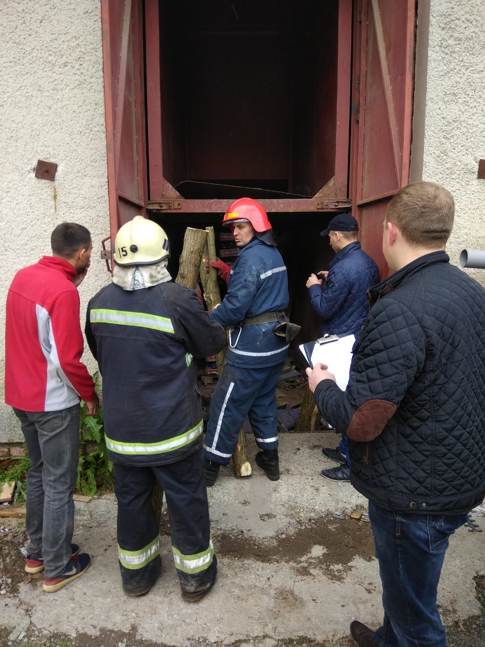 На Львівщині вантажний ліфт на смерть задавив двох людей