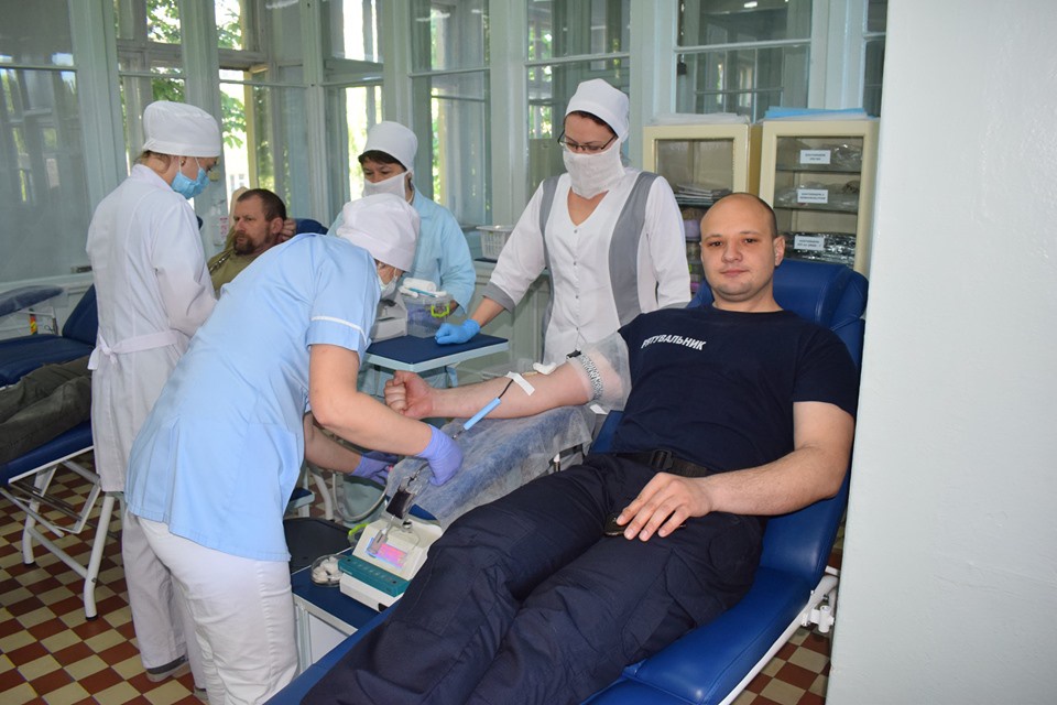 Рівненські рятувальники здали кров для онкохворих дітей