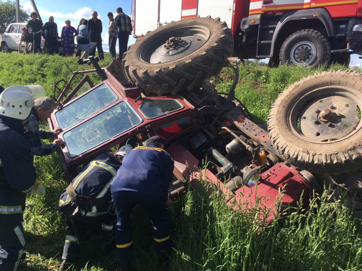 На Волині перекинувся трактор: водія визволяли рятувальники