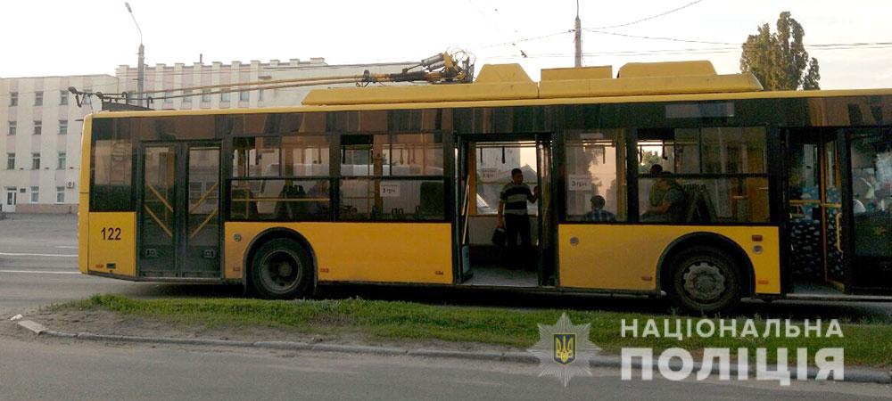 У Полтаві п’яний студент порізав чоловіка у тролейбусі