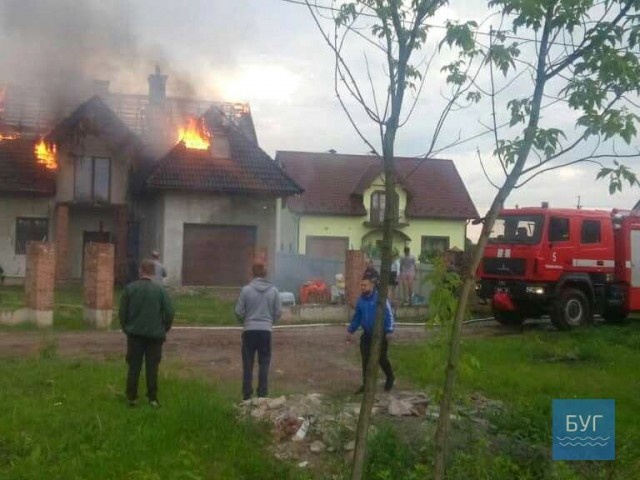 У Нововолинську від удару блискавки загорівся новий будинок