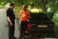 Лучани спіймали п’яного таксиста, який ледве не збив жінку з дитячим візочком