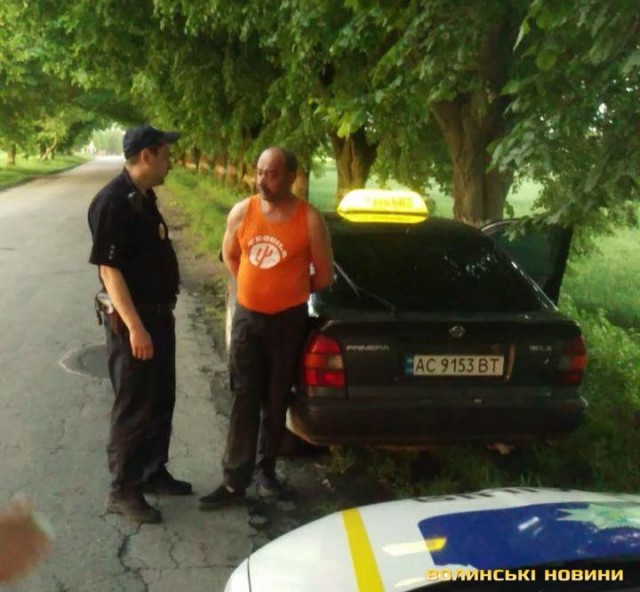 Лучани спіймали п’яного таксиста, який ледве не збив жінку з дитячим візочком
