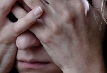 На Тернопільщині співмешканець жінки побив кулаками її дочку