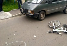 На Рівненщині бус збив дитину на велосипеді