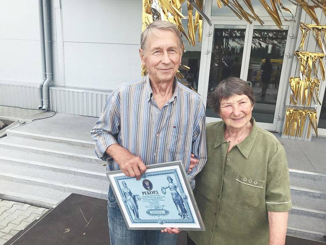 Їй – 81 рік, йому – 79: подружня пара піднялась на повітряній кулі у небо