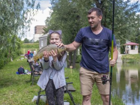На Рівненщині школярка зловила майже вісім кілограмів риби