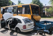 На Київщині через зіткнення маршрутки та легковика постраждали 26 людей