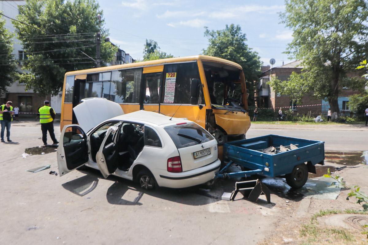На Київщині через зіткнення маршрутки та легковика постраждали 26 людей