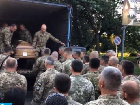Ховають військових, які загинули в авіакатастрофі на Рівненщині